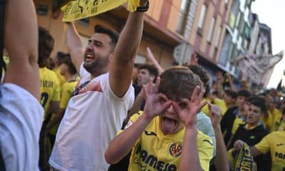 Aficionados del Villarreal esperan la llegada de su equipo antes del inicio del encuentro de la Liga de Campeones contra el Juventus en el estadio de La Cerámica. EFE / Andreu Esteban.