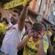 Aficionados del Villarreal esperan la llegada de su equipo antes del inicio del encuentro de la Liga de Campeones contra el Juventus en el estadio de La Cerámica. EFE / Andreu Esteban.