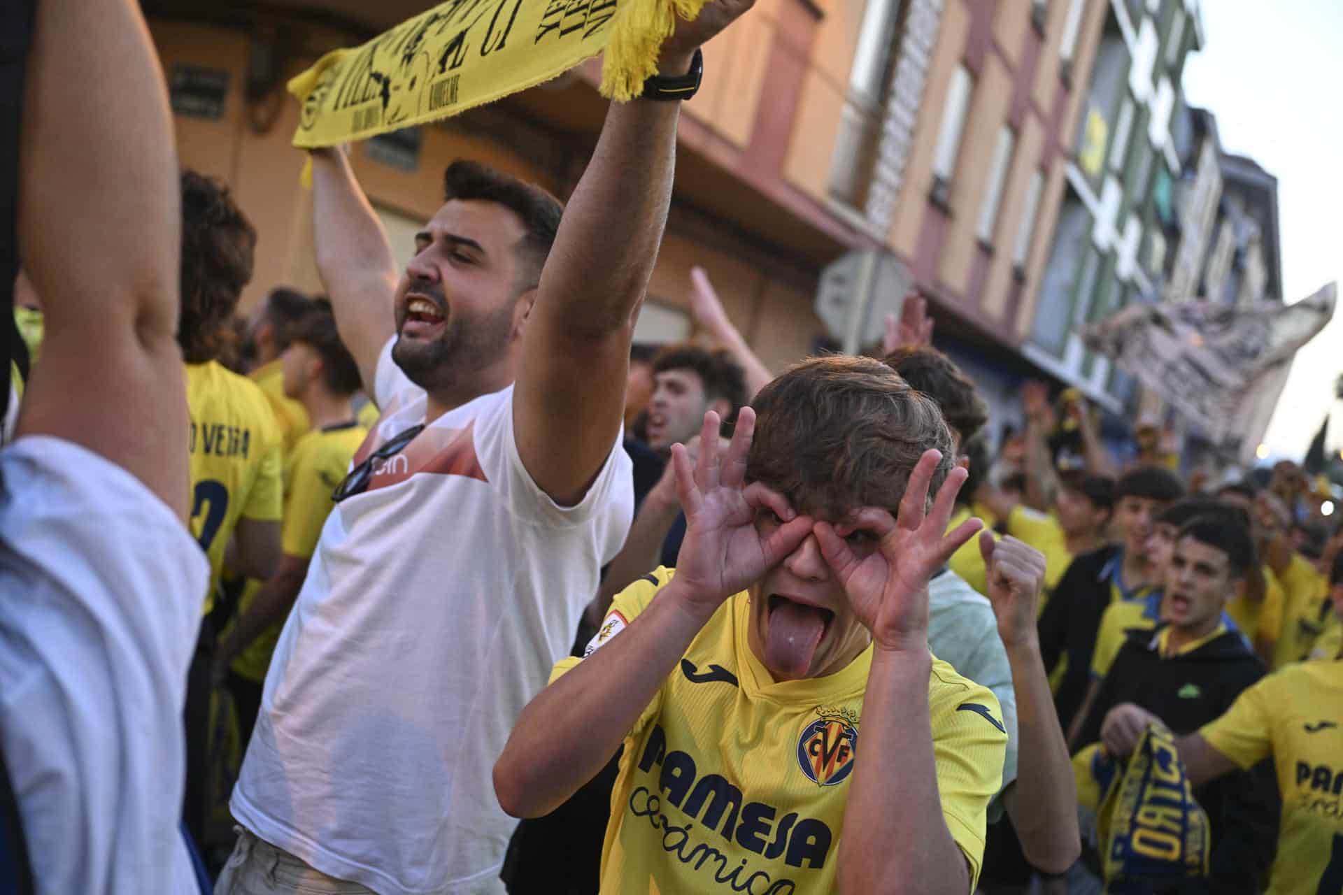 Aficionados del Villarreal esperan la llegada de su equipo antes del inicio del encuentro de la Liga de Campeones contra el Juventus en el estadio de La Cerámica. EFE / Andreu Esteban.