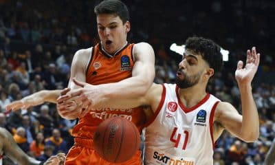 Fotografía de archivo del jugador de Valencia Basket, Jaime Pradilla (i), ante el jugador del Hapoel Tel Aviv, Homer Ginat, durante el encuentro correspondiente a las semifinales de la Eurocopa. EFE/Miguel Ángel Polo.