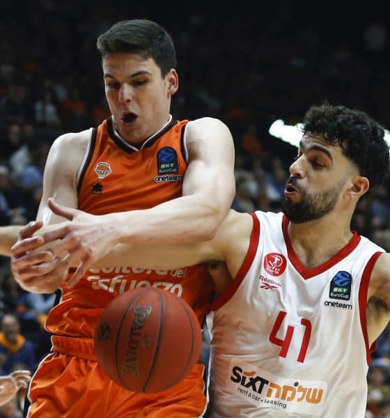 Fotografía de archivo del jugador de Valencia Basket, Jaime Pradilla (i), ante el jugador del Hapoel Tel Aviv, Homer Ginat, durante el encuentro correspondiente a las semifinales de la Eurocopa. EFE/Miguel Ángel Polo.