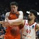 Fotografía de archivo del jugador de Valencia Basket, Jaime Pradilla (i), ante el jugador del Hapoel Tel Aviv, Homer Ginat, durante el encuentro correspondiente a las semifinales de la Eurocopa. EFE/Miguel Ángel Polo.