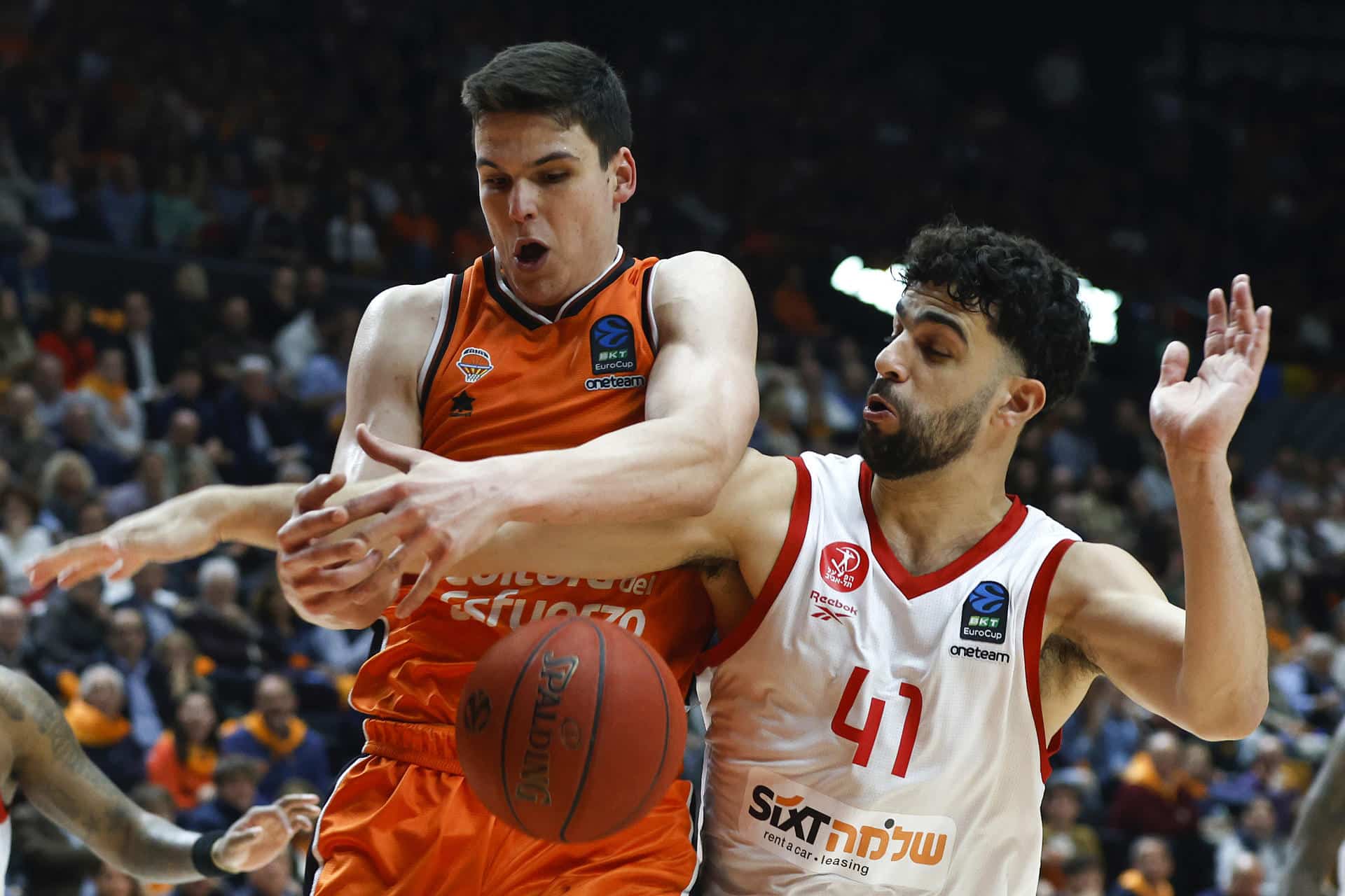 Fotografía de archivo del jugador de Valencia Basket, Jaime Pradilla (i), ante el jugador del Hapoel Tel Aviv, Homer Ginat, durante el encuentro correspondiente a las semifinales de la Eurocopa. EFE/Miguel Ángel Polo.