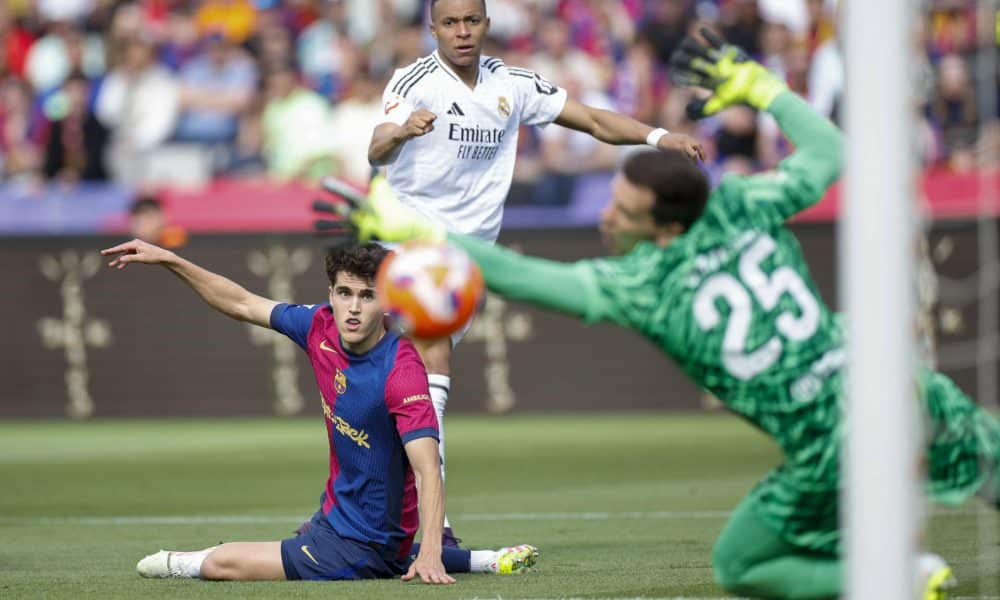 El defensa del Barcelona Pau Cubarsí y el delantero del Real Madrid Kylian Mbappé, en el Estadi Olímpic Lluís Companys en foto de archivo de Alberto Estevez. EFE