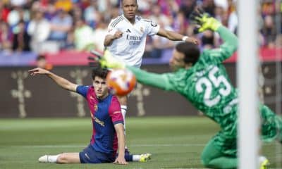 El defensa del Barcelona Pau Cubarsí y el delantero del Real Madrid Kylian Mbappé, en el Estadi Olímpic Lluís Companys en foto de archivo de Alberto Estevez. EFE