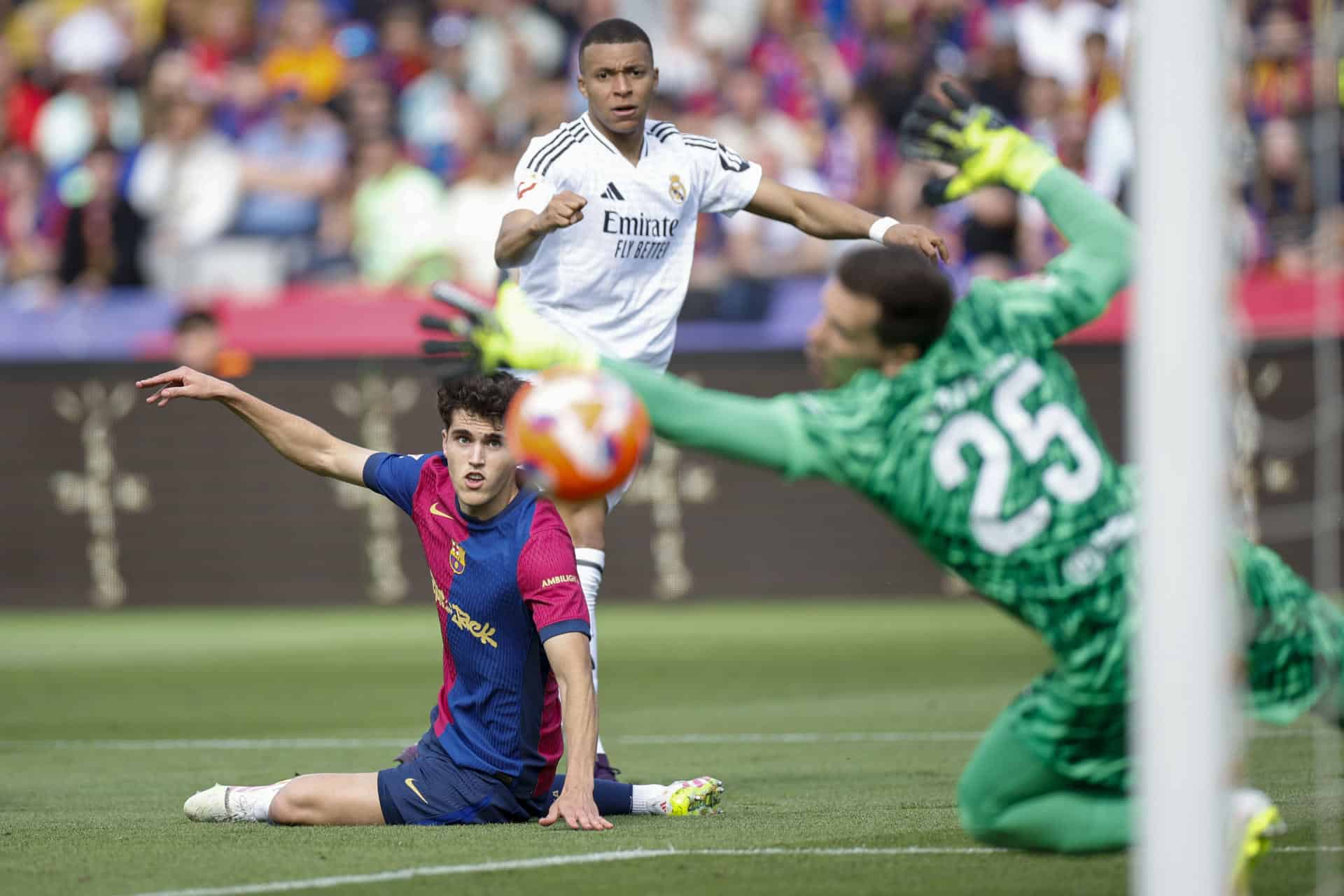 El defensa del Barcelona Pau Cubarsí y el delantero del Real Madrid Kylian Mbappé, en el Estadi Olímpic Lluís Companys en foto de archivo de Alberto Estevez. EFE