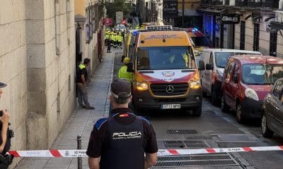 Los guías caninos de la Policía Nacional y drones de la Policía Municipal trabajan para encontrar posibles personas atrapadas por el derrumbe del forjado de un edificio en la calle Hileras de Madrid, en el que, de momento, hay un herido grave y dos de carácter leve, han informado a EFE fuentes policiales. EFE/Nahia Peciña