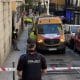 Los guías caninos de la Policía Nacional y drones de la Policía Municipal trabajan para encontrar posibles personas atrapadas por el derrumbe del forjado de un edificio en la calle Hileras de Madrid, en el que, de momento, hay un herido grave y dos de carácter leve, han informado a EFE fuentes policiales. EFE/Nahia Peciña