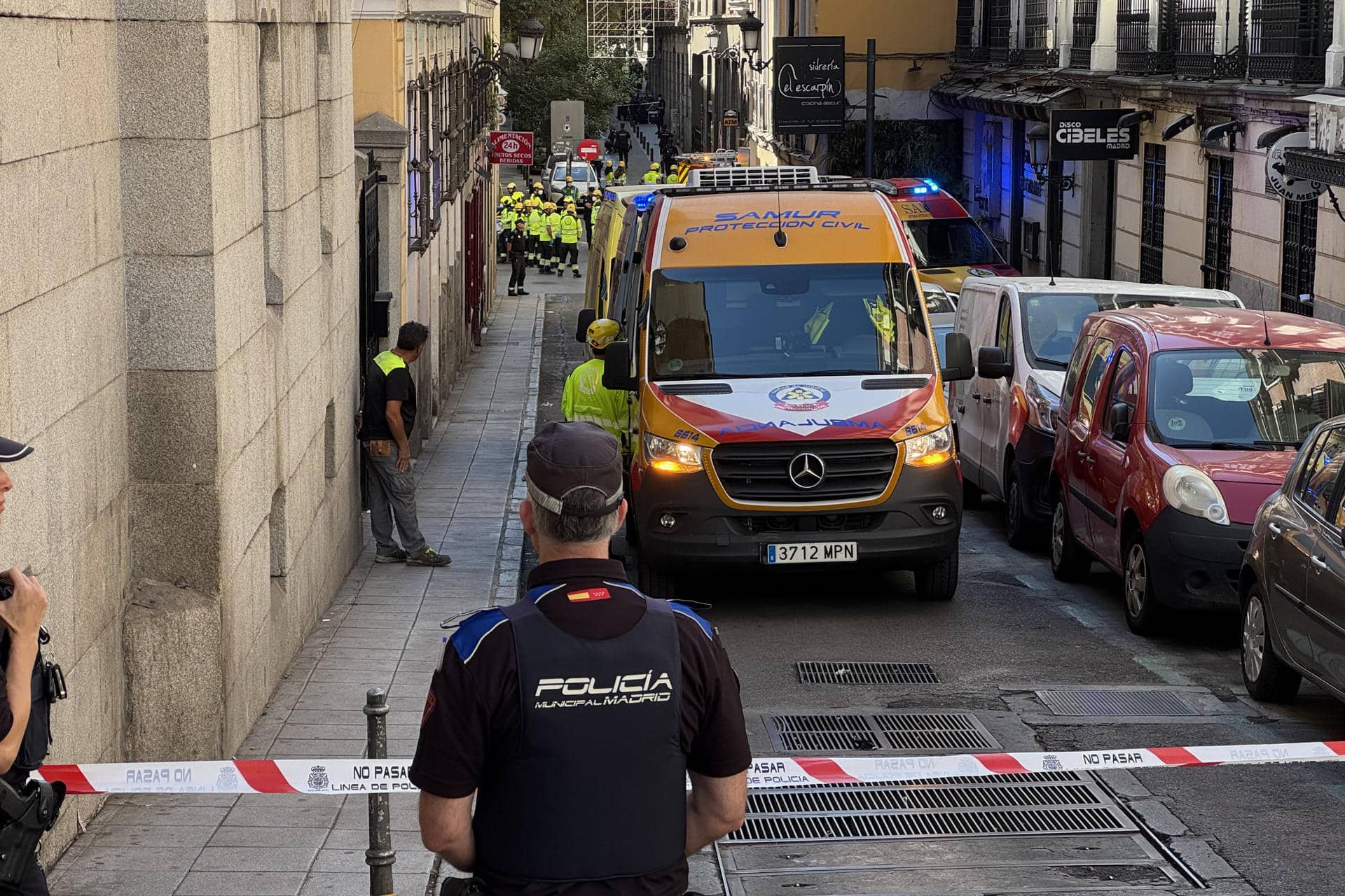 Los guías caninos de la Policía Nacional y drones de la Policía Municipal trabajan para encontrar posibles personas atrapadas por el derrumbe del forjado de un edificio en la calle Hileras de Madrid, en el que, de momento, hay un herido grave y dos de carácter leve, han informado a EFE fuentes policiales. EFE/Nahia Peciña