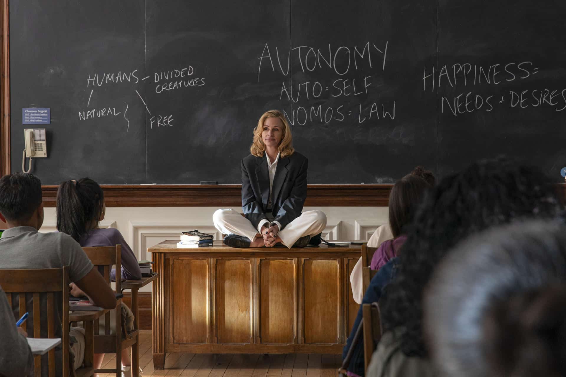 La actriz Julia Roberts durante una escena de la película 'After the Hunt'. EFE/ Yannis Drakoulidis/2025 Amazon Content Services Llc SOLO USO EDITORIAL/SOLO DISPONIBLE PARA ILUSTRAR LA NOTICIA QUE ACOMPAÑA (CRÉDITO OBLIGATORIO)