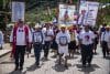 Cientos de personas participan en la peregrinación en memoria del padre Marcelo Pérez a un año de su asesinato este lunes, en el municipio San Andrés Larráinzar (México). EFE/Carlos López