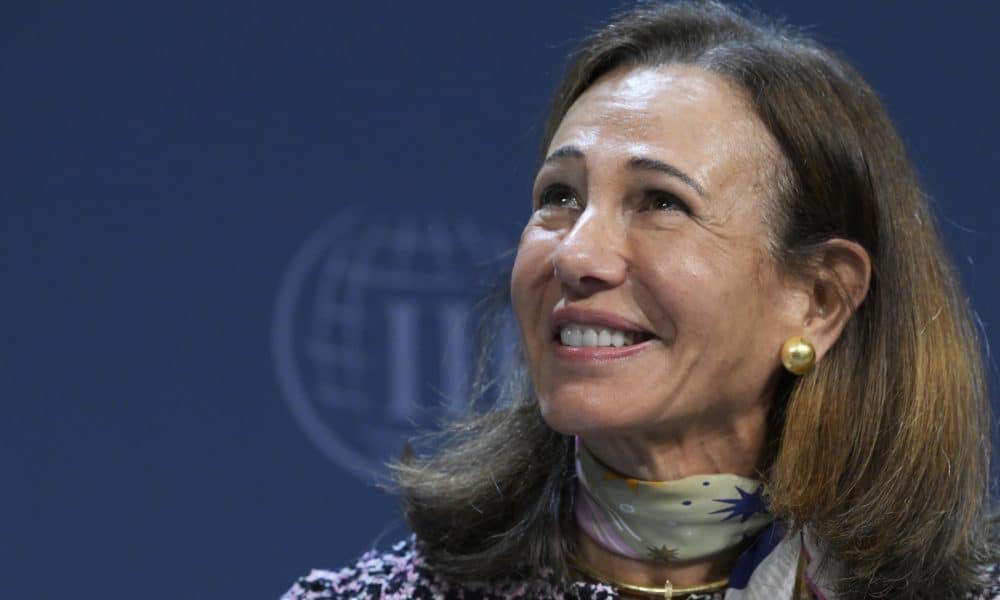 La presidenta del Banco Santander, Ana Botín, reacciona durante un foro en el marco de las reuniones de otoño del Banco Mundial (BM) y el Fondo Monetario Internacional (FMI) este jueves, en el Instituto de Finanzas Internacionales (IIF) en Washington (Estados Unidos). EFE/ Lenin Nolly