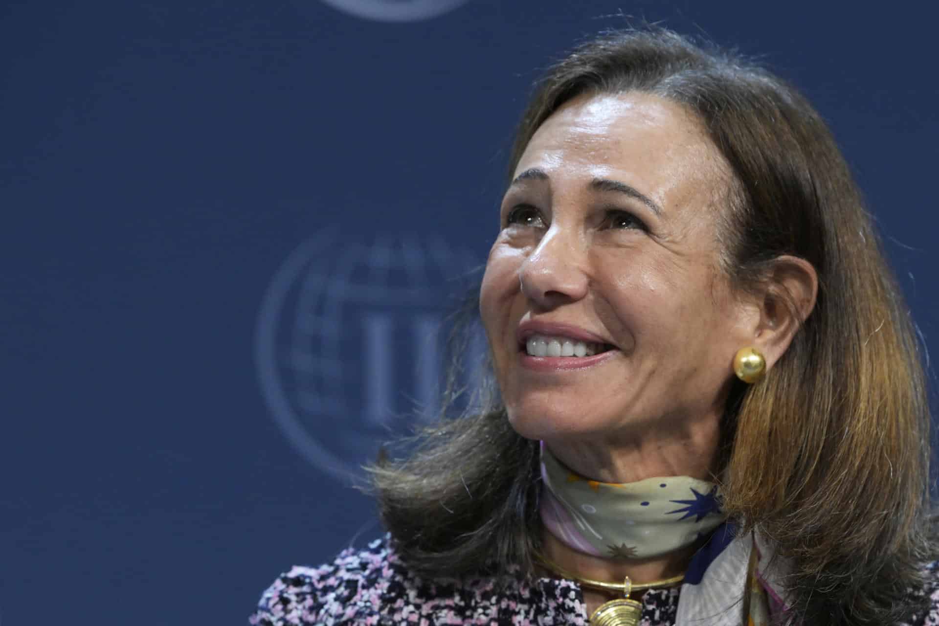 La presidenta del Banco Santander, Ana Botín, reacciona durante un foro en el marco de las reuniones de otoño del Banco Mundial (BM) y el Fondo Monetario Internacional (FMI) este jueves, en el Instituto de Finanzas Internacionales (IIF) en Washington (Estados Unidos). EFE/ Lenin Nolly