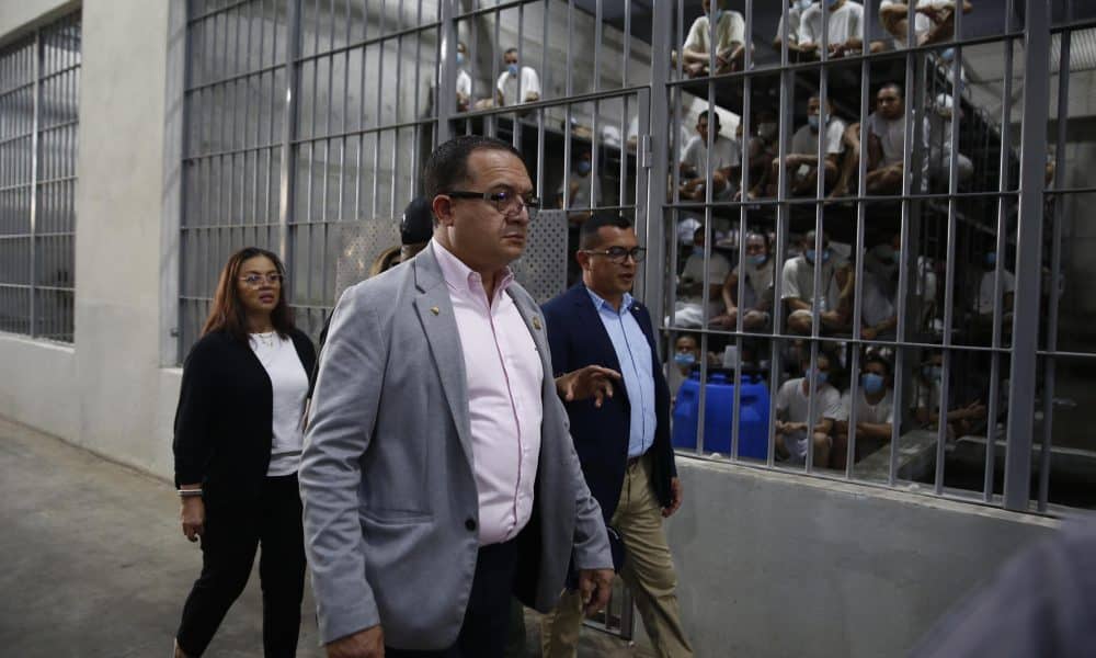 Fotografía de archivo, tomada el pasado 4 de abril, en la que se captó al ministro de Justicia y Paz de Costa Rica, Gerald Campos Valverde (c), al recorrer el Centro de Confinamiento del Terrorismo (Cecot), en Tecoluca (El Salvador). EFE/Rodrigo Sura
