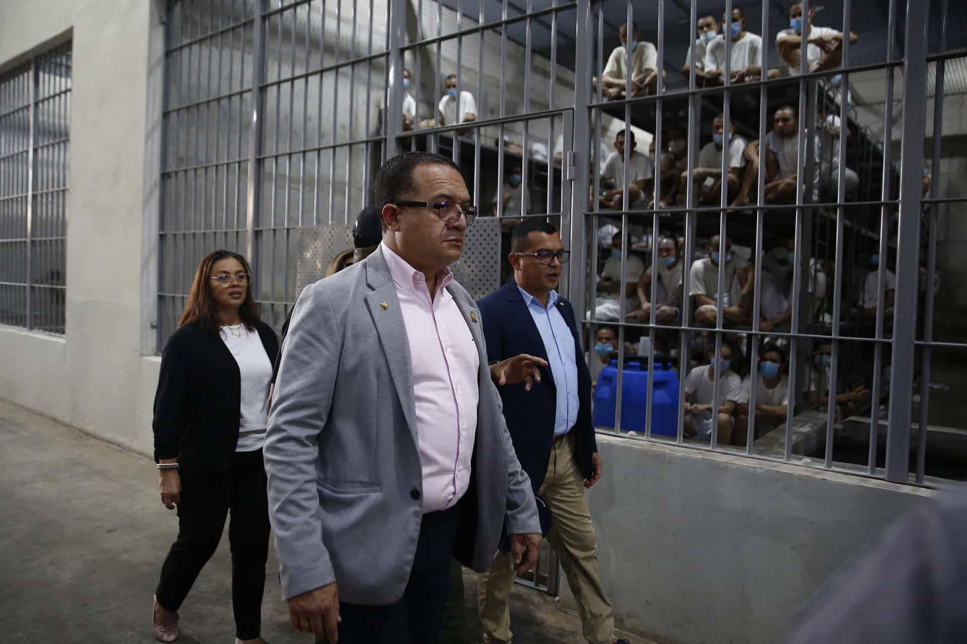 Fotografía de archivo, tomada el pasado 4 de abril, en la que se captó al ministro de Justicia y Paz de Costa Rica, Gerald Campos Valverde (c), al recorrer el Centro de Confinamiento del Terrorismo (Cecot), en Tecoluca (El Salvador). EFE/Rodrigo Sura