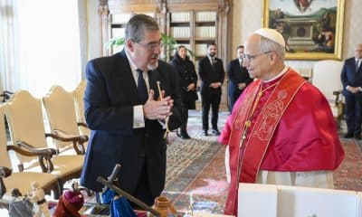 CIUDAD DEL VATICANO (VATICANO), 11/10/2025.- El presidente de Guatemala, Bernardo Arévalo durante su encuentro con el papa León XIV en una audiencia privada celebrada este sábado en el Vaticano. EFE/ Matteo Pernaselci / Vatican media / SOLO USO EDITORIAL/SOLO DISPONIBLE PARA ILUSTRAR LA NOTICIA QUE ACOMPAÑA (CRÉDITO OBLIGATORIO)