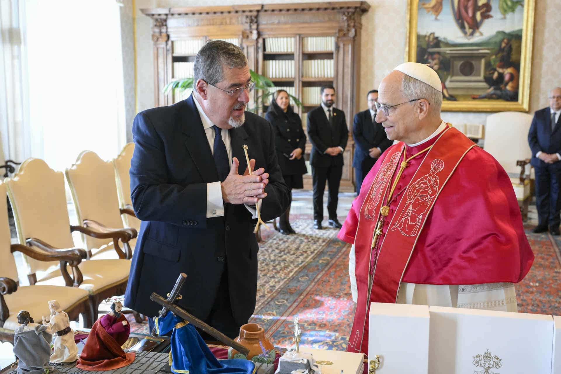 CIUDAD DEL VATICANO (VATICANO), 11/10/2025.- El presidente de Guatemala, Bernardo Arévalo durante su encuentro con el papa León XIV en una audiencia privada celebrada este sábado en el Vaticano. EFE/ Matteo Pernaselci / Vatican media / SOLO USO EDITORIAL/SOLO DISPONIBLE PARA ILUSTRAR LA NOTICIA QUE ACOMPAÑA (CRÉDITO OBLIGATORIO)