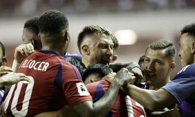 Jugadores de la selección de Costa Rica celebran este lunes la goleada por 4-1 infligida a la de Nicaragua en partido de la cuarta jornada del Grupo C de las eliminatorias de la Concacaf para el Mundial de 2026 jugado en el Estadio Nacional de San José. EFE/ Gustavo Amador