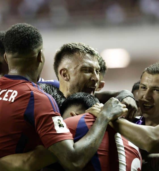 Jugadores de la selección de Costa Rica celebran este lunes la goleada por 4-1 infligida a la de Nicaragua en partido de la cuarta jornada del Grupo C de las eliminatorias de la Concacaf para el Mundial de 2026 jugado en el Estadio Nacional de San José. EFE/ Gustavo Amador