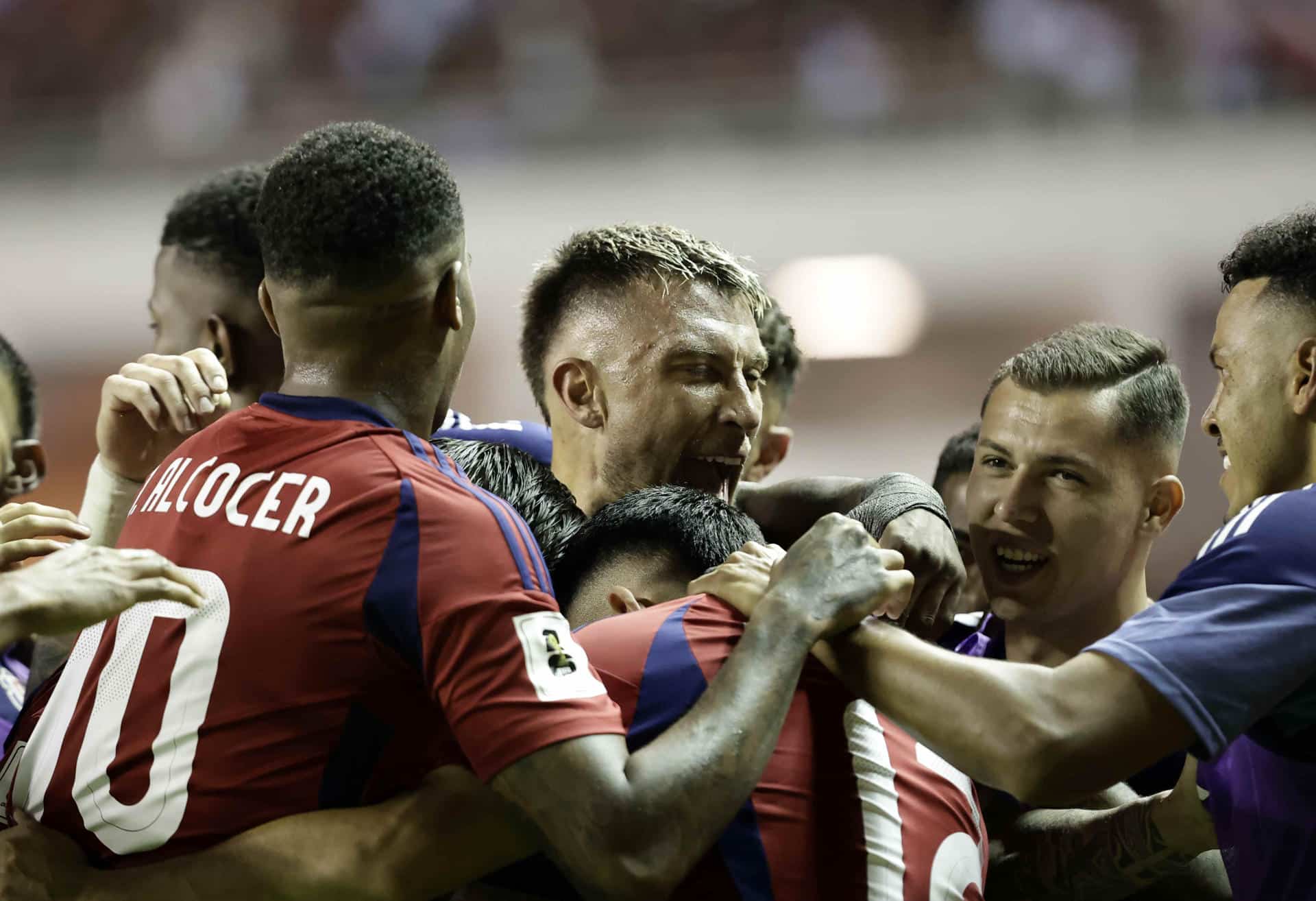 Jugadores de la selección de Costa Rica celebran este lunes la goleada por 4-1 infligida a la de Nicaragua en partido de la cuarta jornada del Grupo C de las eliminatorias de la Concacaf para el Mundial de 2026 jugado en el Estadio Nacional de San José. EFE/ Gustavo Amador