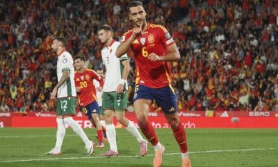 El centrocampista de la selección española de fútbol Mikel Merino celebra su gol en el partido de clasificación para el Mundial 2026 que los combinados nacionales de España y Bulgaria disputan en el estadio José Zorrilla, en Valladolid. EFE/R. García