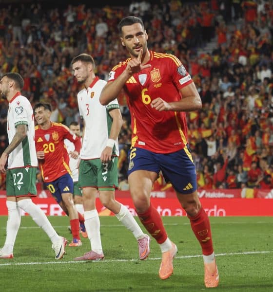 El centrocampista de la selección española de fútbol Mikel Merino celebra su gol en el partido de clasificación para el Mundial 2026 que los combinados nacionales de España y Bulgaria disputan en el estadio José Zorrilla, en Valladolid. EFE/R. García