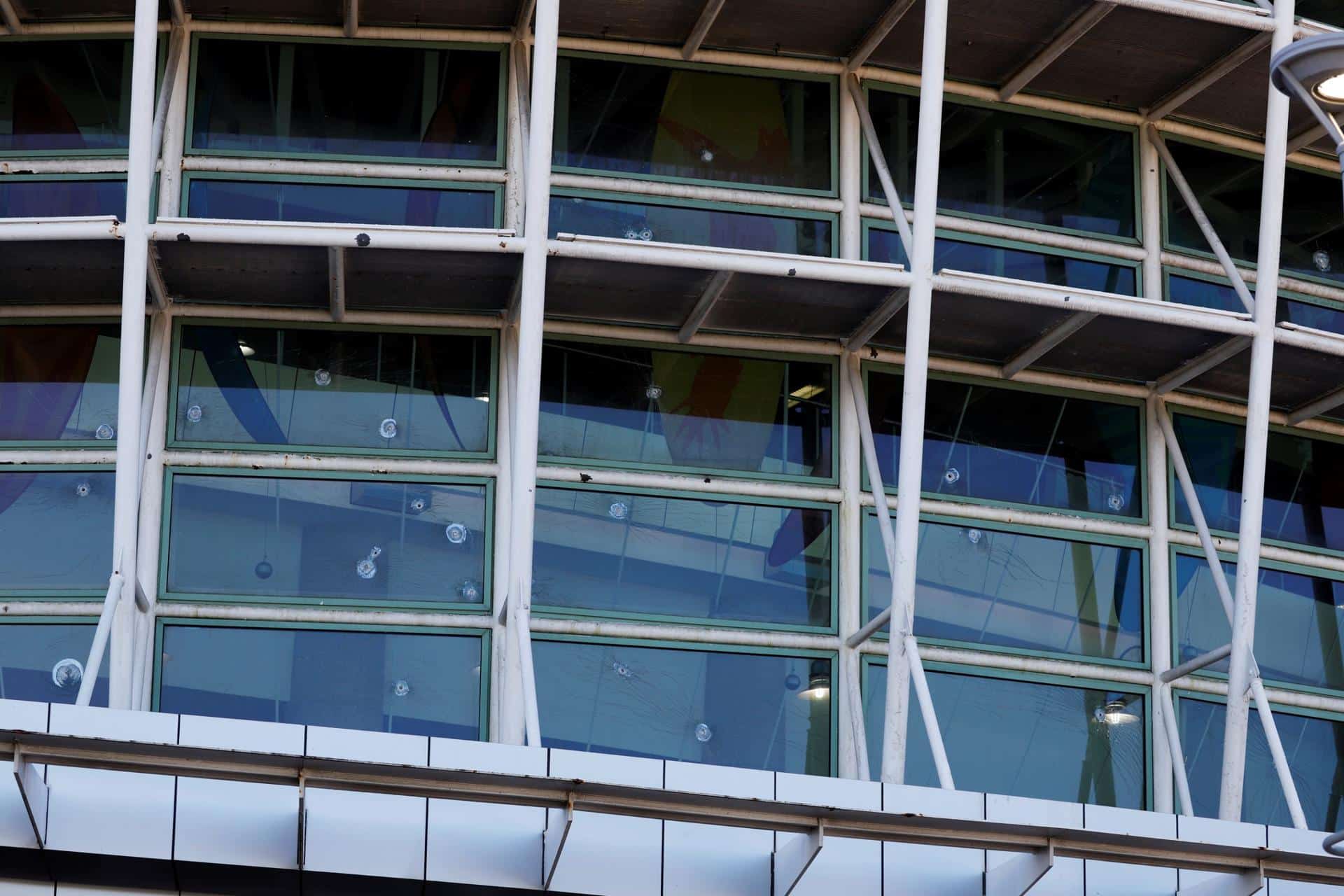 Vista de los impactos de bala en los vidrios del Coliseo en San Juan (Puerto Rico). Imagen de archivo. EFE/ Thais Llorca