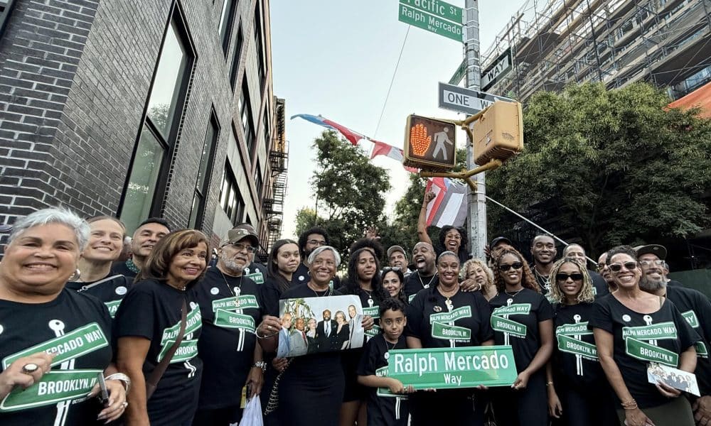 Fotografía cedida este domingo, 5 de octubre, por Eva Serebrinsky que muestra a familiares y amigos del legendario productor musical Ralph Mercado, al posar en la calle que ahora llevará el nombre del promotor artístico en Nueva York (NY, EE.UU.). EFE/Eva Serebrinsky