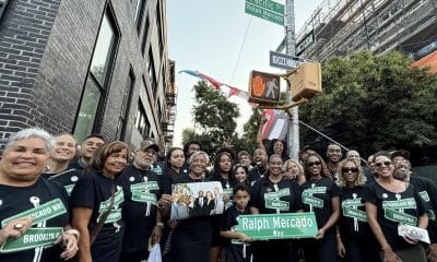 Fotografía cedida este domingo, 5 de octubre, por Eva Serebrinsky que muestra a familiares y amigos del legendario productor musical Ralph Mercado, al posar en la calle que ahora llevará el nombre del promotor artístico en Nueva York (NY, EE.UU.). EFE/Eva Serebrinsky