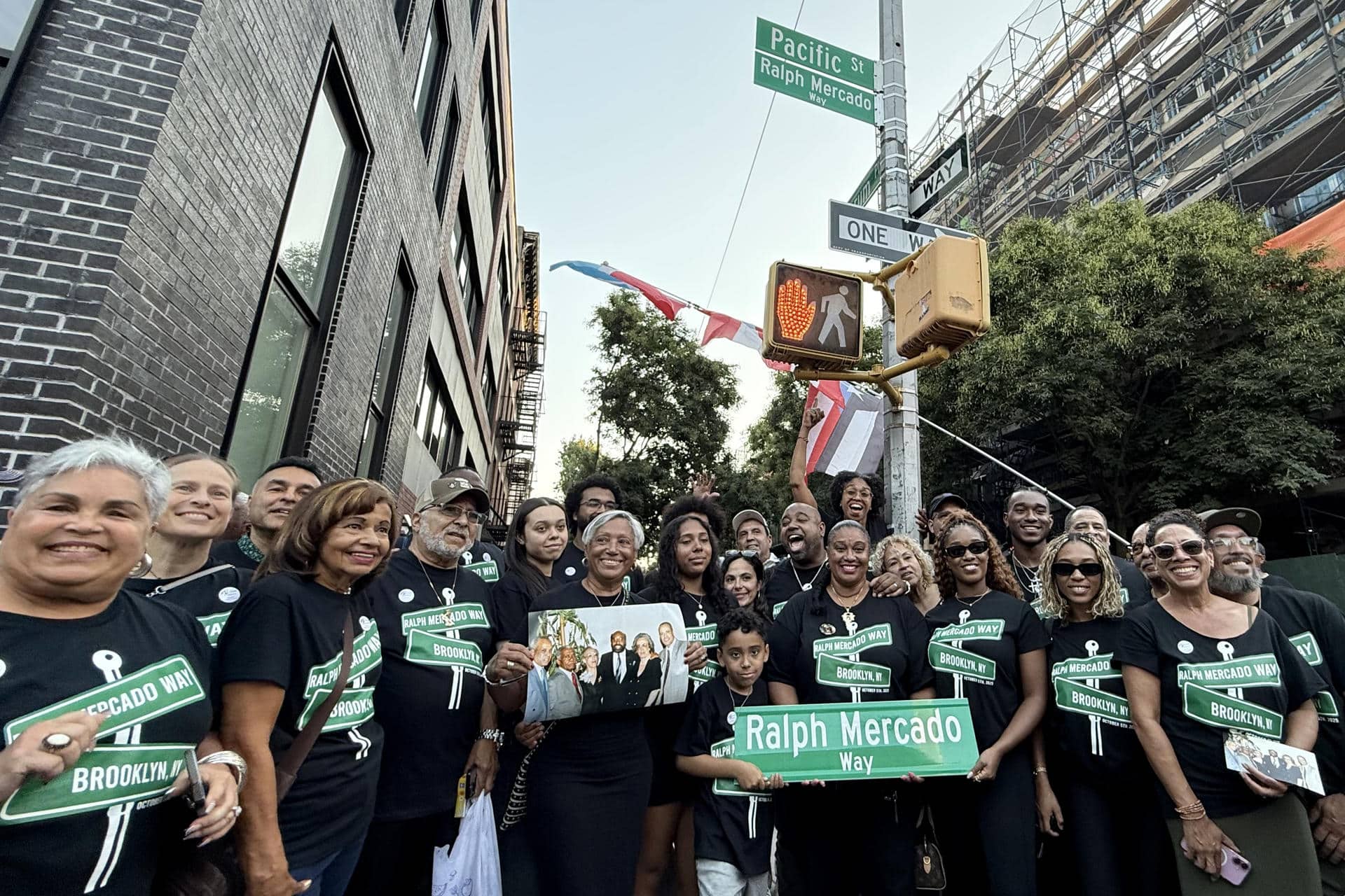 Fotografía cedida este domingo, 5 de octubre, por Eva Serebrinsky que muestra a familiares y amigos del legendario productor musical Ralph Mercado, al posar en la calle que ahora llevará el nombre del promotor artístico en Nueva York (NY, EE.UU.). EFE/Eva Serebrinsky