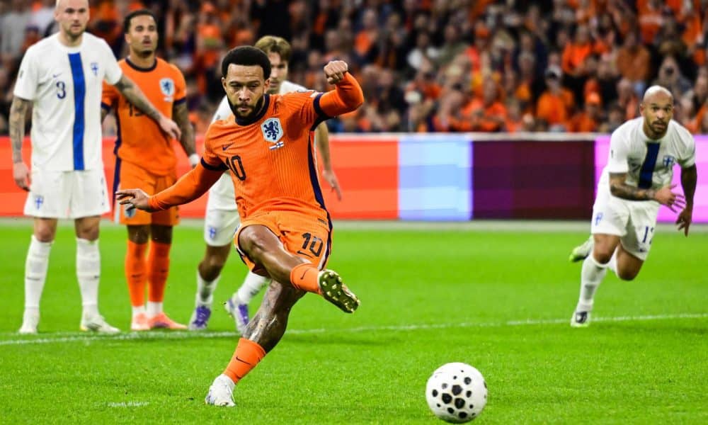 El delantero del Países Bajos Memphis Depay logra el 3-0 durante el partido de clasificación para el Mundial 2026 jugado en Amsterdam, Países Bajos. EFE/EPA/OLAF KRAAK