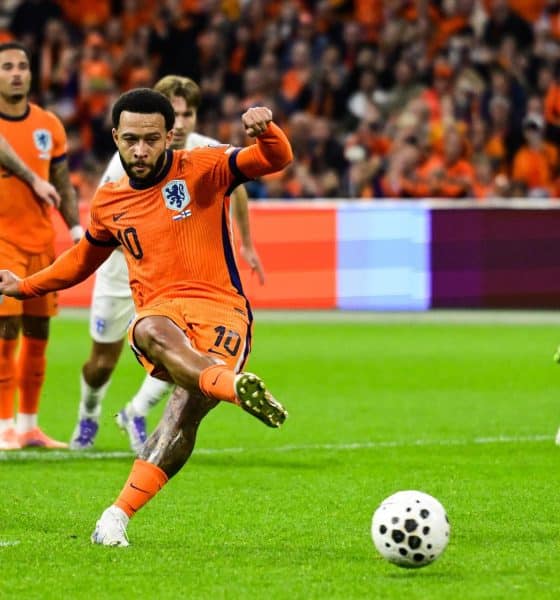 El delantero del Países Bajos Memphis Depay logra el 3-0 durante el partido de clasificación para el Mundial 2026 jugado en Amsterdam, Países Bajos. EFE/EPA/OLAF KRAAK