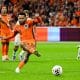 El delantero del Países Bajos Memphis Depay logra el 3-0 durante el partido de clasificación para el Mundial 2026 jugado en Amsterdam, Países Bajos. EFE/EPA/OLAF KRAAK