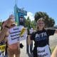 Activistas de la organización Personas por el Trato Ético de los Animales (PETA) sostienen carteles este en Miami (Estados Unidos). EFE/ Alberto Boal