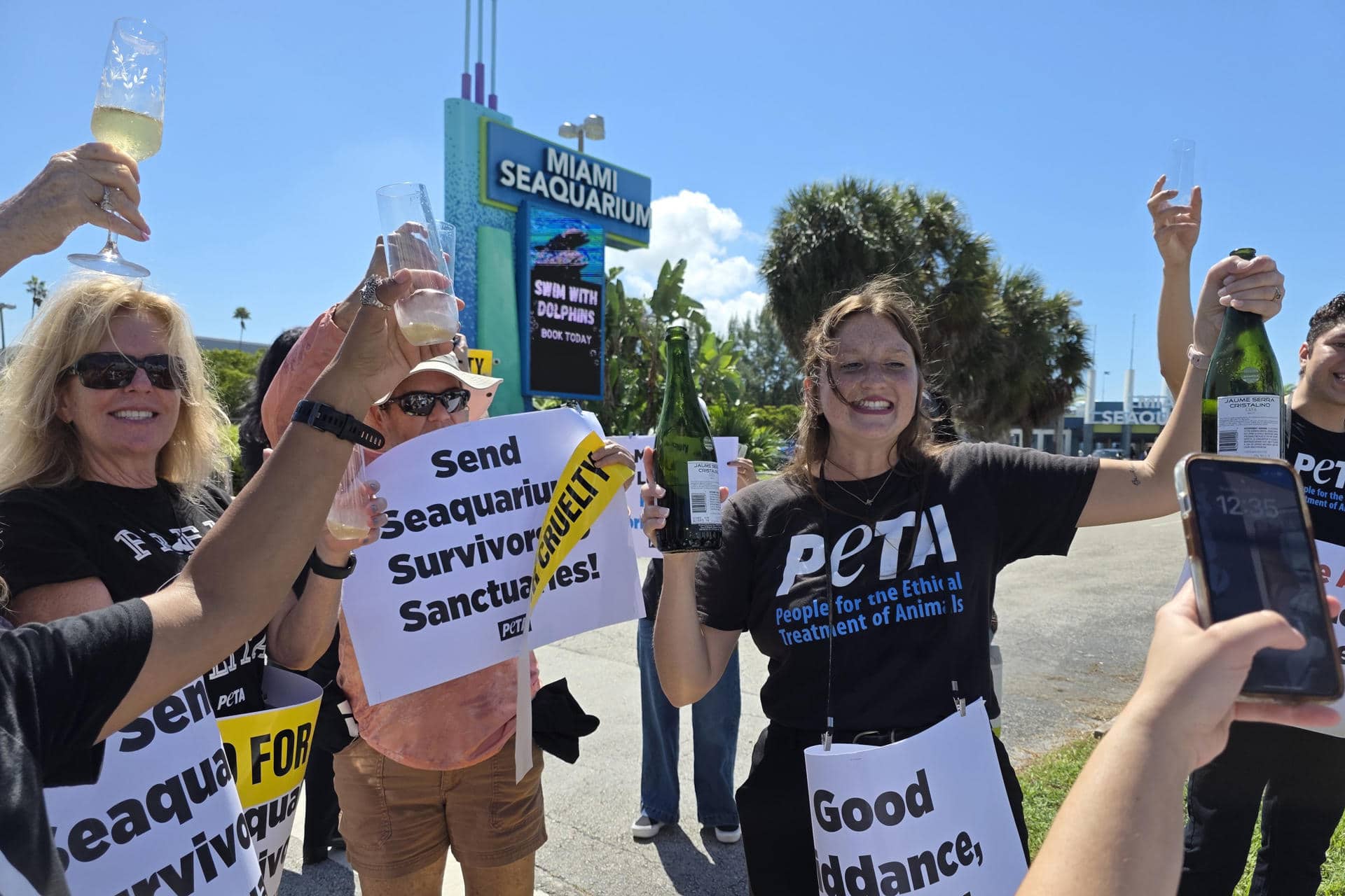Activistas de la organización Personas por el Trato Ético de los Animales (PETA) sostienen carteles este en Miami (Estados Unidos). EFE/ Alberto Boal