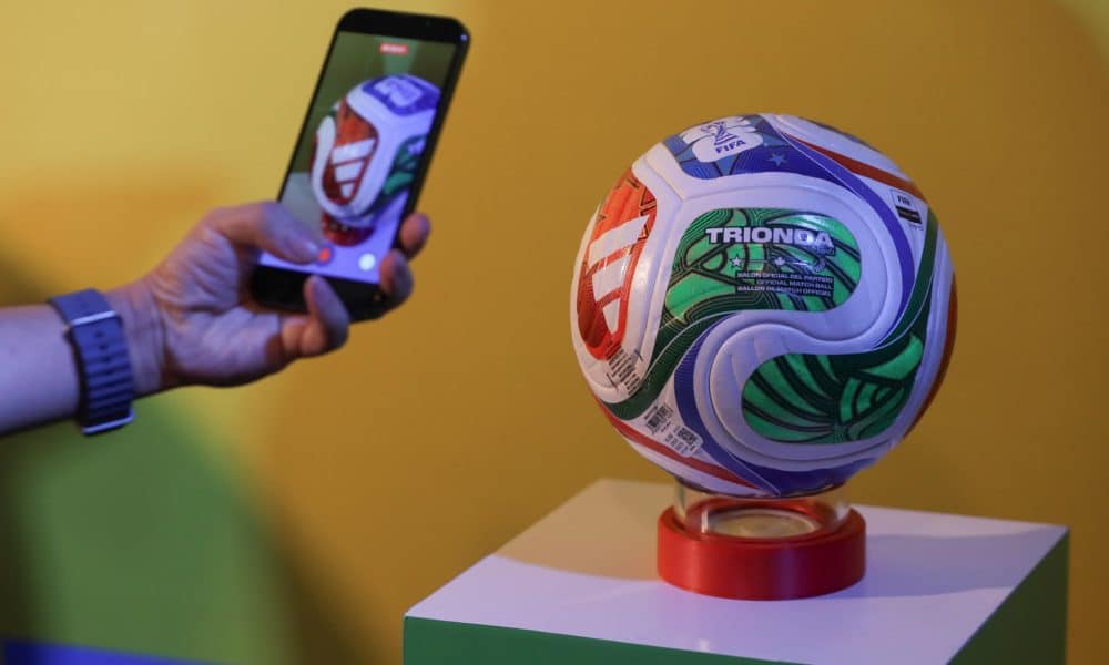 Foto de archivo. Una persona toma una fotografía al ‘Trionda’, el balón oficial de la Copa Mundial 2026, este viernes en Ciudad de México (México). EFE/Mario Guzmán
