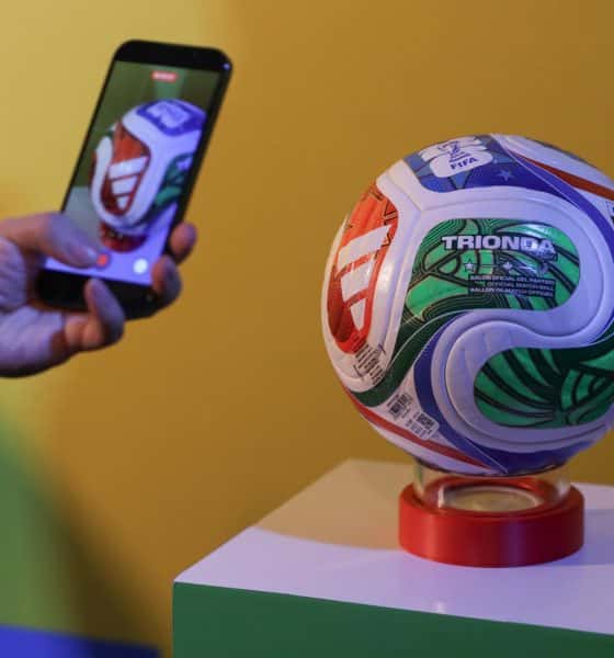 Foto de archivo. Una persona toma una fotografía al ‘Trionda’, el balón oficial de la Copa Mundial 2026, este viernes en Ciudad de México (México). EFE/Mario Guzmán