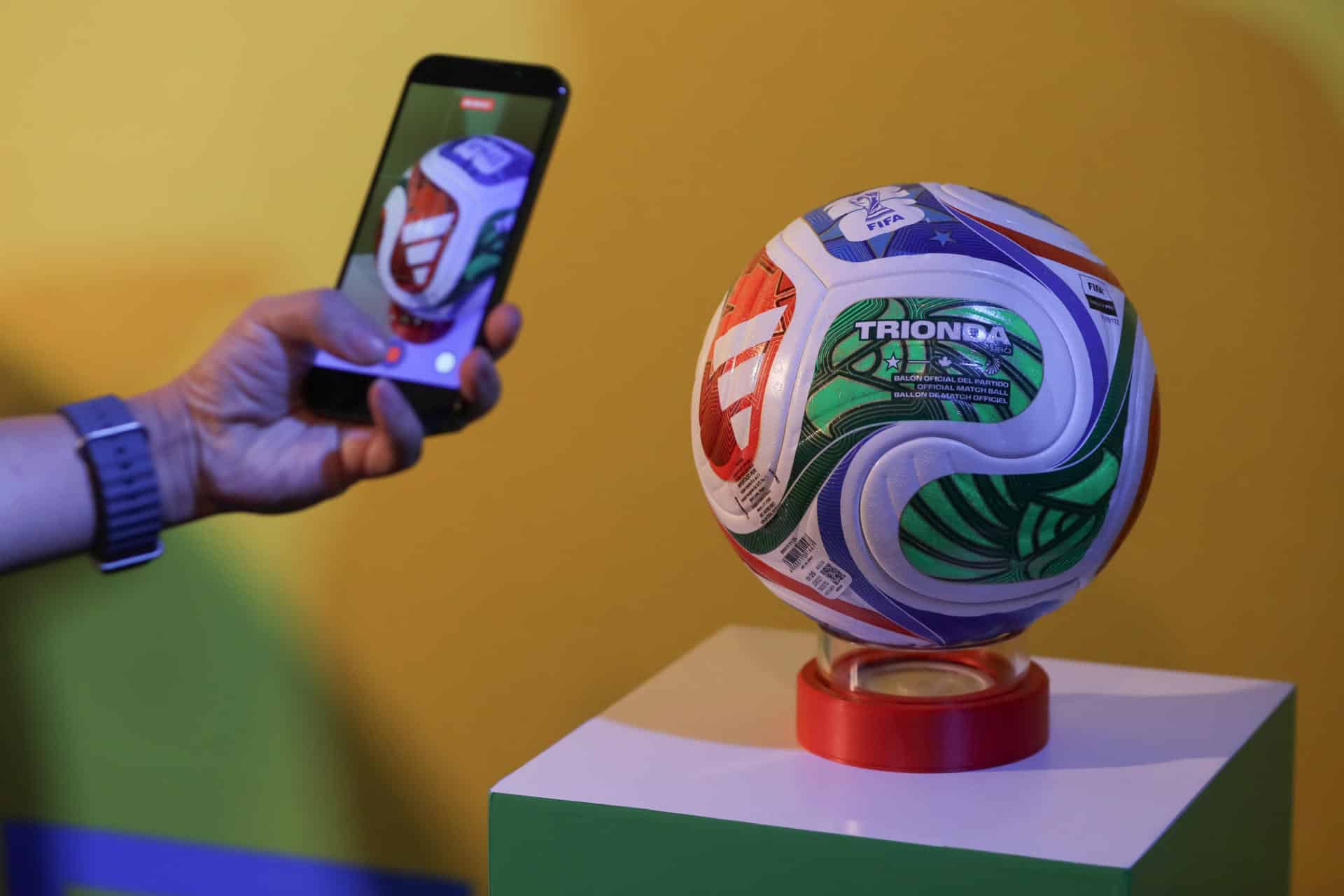 Foto de archivo. Una persona toma una fotografía al ‘Trionda’, el balón oficial de la Copa Mundial 2026, este viernes en Ciudad de México (México). EFE/Mario Guzmán
