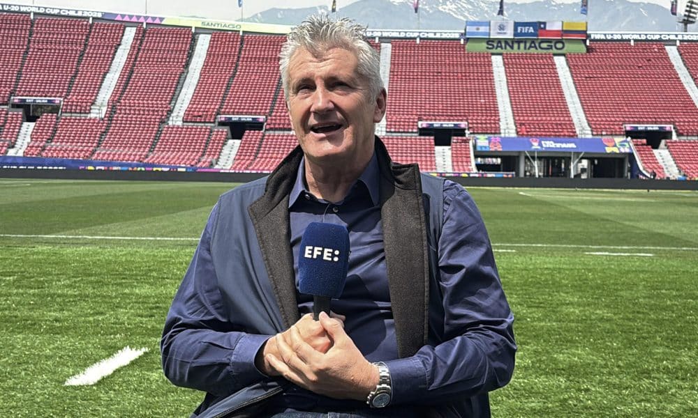 El exfutbolista croata Davor Suker, campeón del Mundial sub-20 de 1987 en Chile, habla este jueves durante una entrevista con EFE en el estadio Nacional Julio Martínez Prádanos, de Santiago. EFE/ María José Rey