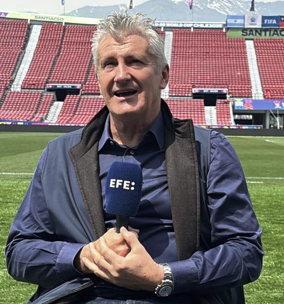 El exfutbolista croata Davor Suker, campeón del Mundial sub-20 de 1987 en Chile, habla este jueves durante una entrevista con EFE en el estadio Nacional Julio Martínez Prádanos, de Santiago. EFE/ María José Rey