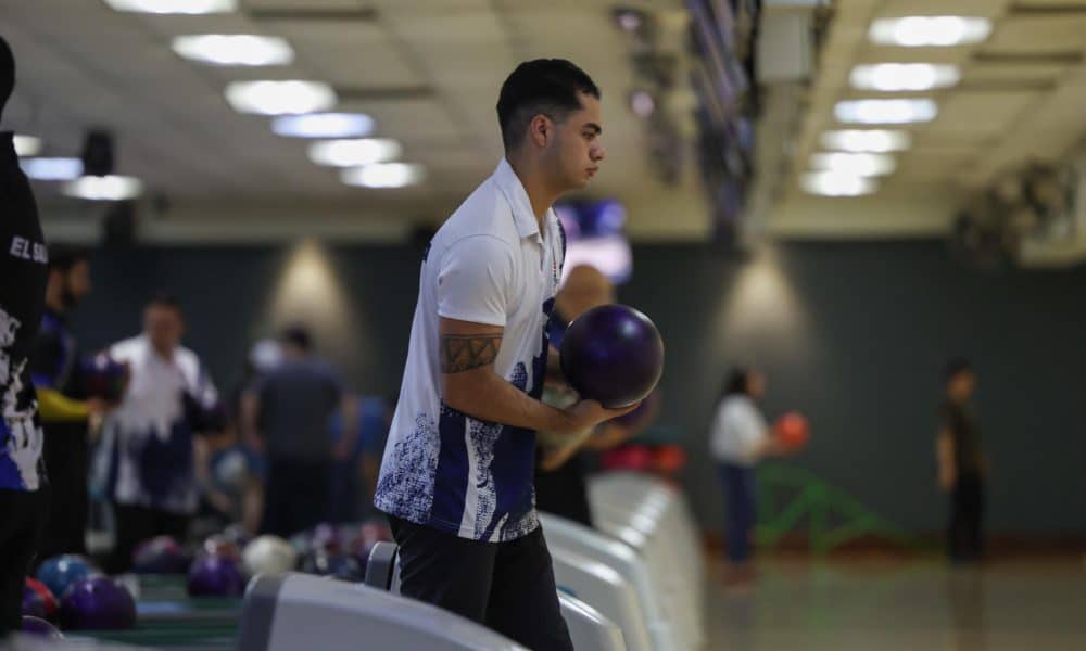 Alejandro Cañas, integrante de la selección de boliche de Costa Rica, se prepara para realizar un lanzamiento durante la competencia individual masculina de boliche este sábado en los XII Juegos Centroamericanos, en Ciudad de Guatemala. EFE/ Mariano Macz