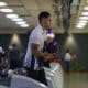Alejandro Cañas, integrante de la selección de boliche de Costa Rica, se prepara para realizar un lanzamiento durante la competencia individual masculina de boliche este sábado en los XII Juegos Centroamericanos, en Ciudad de Guatemala. EFE/ Mariano Macz