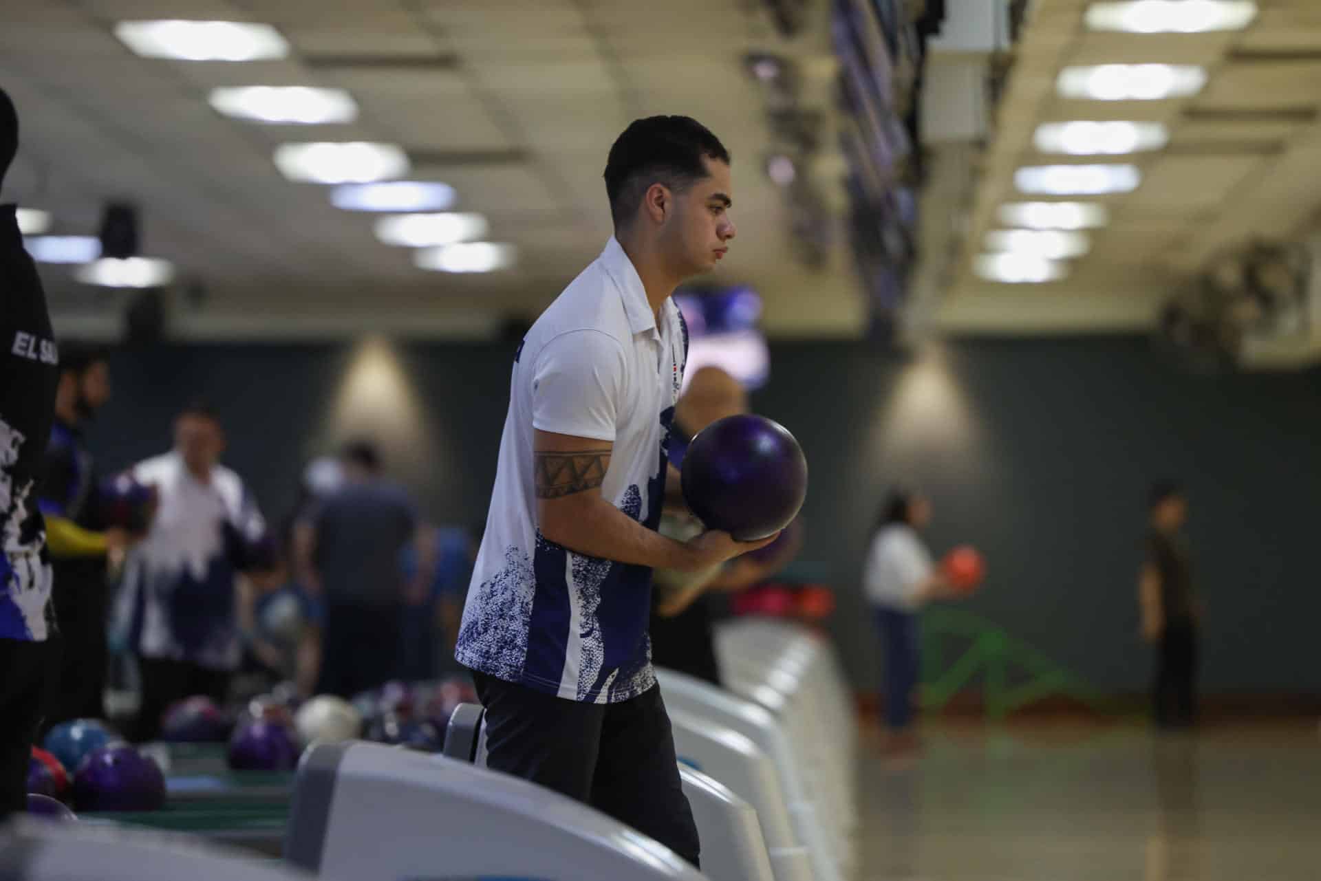 Alejandro Cañas, integrante de la selección de boliche de Costa Rica, se prepara para realizar un lanzamiento durante la competencia individual masculina de boliche este sábado en los XII Juegos Centroamericanos, en Ciudad de Guatemala. EFE/ Mariano Macz