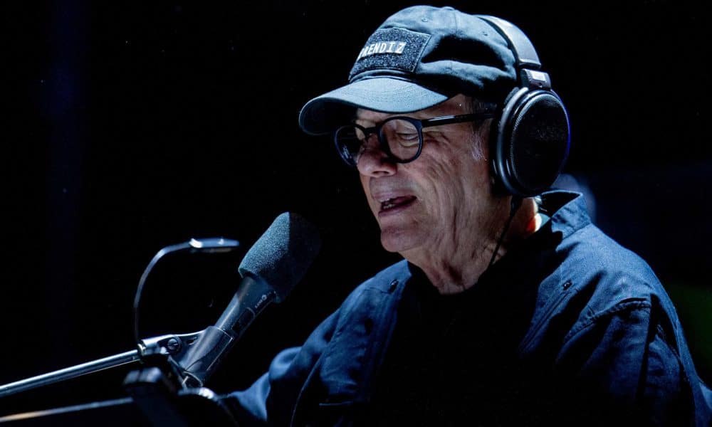 Fotografía del cantante cubano Silvio Rodríguez en concierto. EFE/ Ailen Díaz