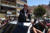 El candidato a la Presidencia de Bolivia por la alianza Libre, Jorge Tuto Quiroga, saluda a simpatizantes al llegar a votar este domingo, en la segunda vuelta electoral para escoger presidente y vicepresidente, en La paz (Bolivia). EFE/ Luis Gandarillas