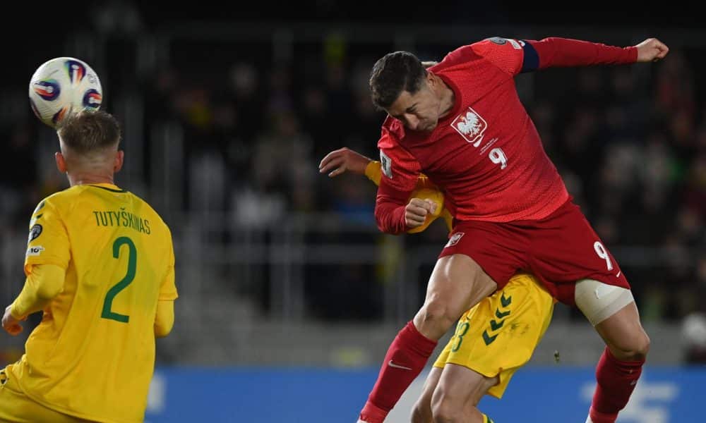 El polaco Robert Lewandowski marca el 0-2 durante el partido de clasificación al Mundial 2026 que han jugado Lituania y Polonia en Kaunas, Lituania. EFE/EPA/Piotr Nowak