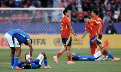 Los jugadores de Brasil se lamentan al ser eliminados del Mundial Sub-20 tras perder con España en el estadio Nacional de Santiago de Chile. EFE/Elvis González
