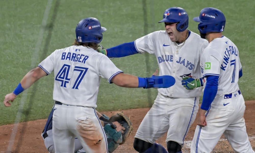George Springer (c), el héroe de los Azulejos, celebra con sus compañeros Addison Barger (i) y Isiah Kiner-Falefa (d) tras batear un jonrón de 3 carreras contra los Marineros en Toronto (Canadá). EFE/EPA/EDUARDO LIMA