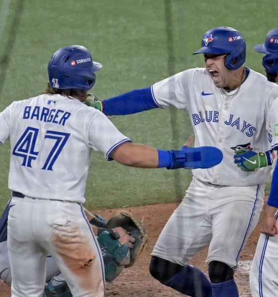 George Springer (c), el héroe de los Azulejos, celebra con sus compañeros Addison Barger (i) y Isiah Kiner-Falefa (d) tras batear un jonrón de 3 carreras contra los Marineros en Toronto (Canadá). EFE/EPA/EDUARDO LIMA