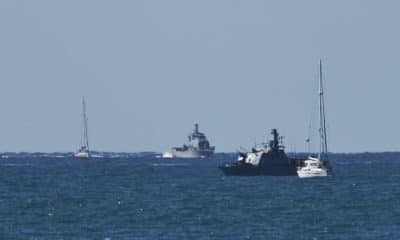 Buques de la Flotilla Global Sumud llegando al puerto de Ashdod este jueves, tras ser interceptados los barcos que transportaban ayuda a Gaza y detener a activistas a bordo. EFE/ Atef Safadi